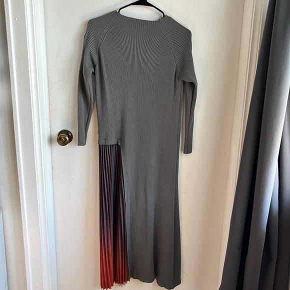 Long grey sweater dress with asymmetrical pleats NWOT - Picture 4 of 4